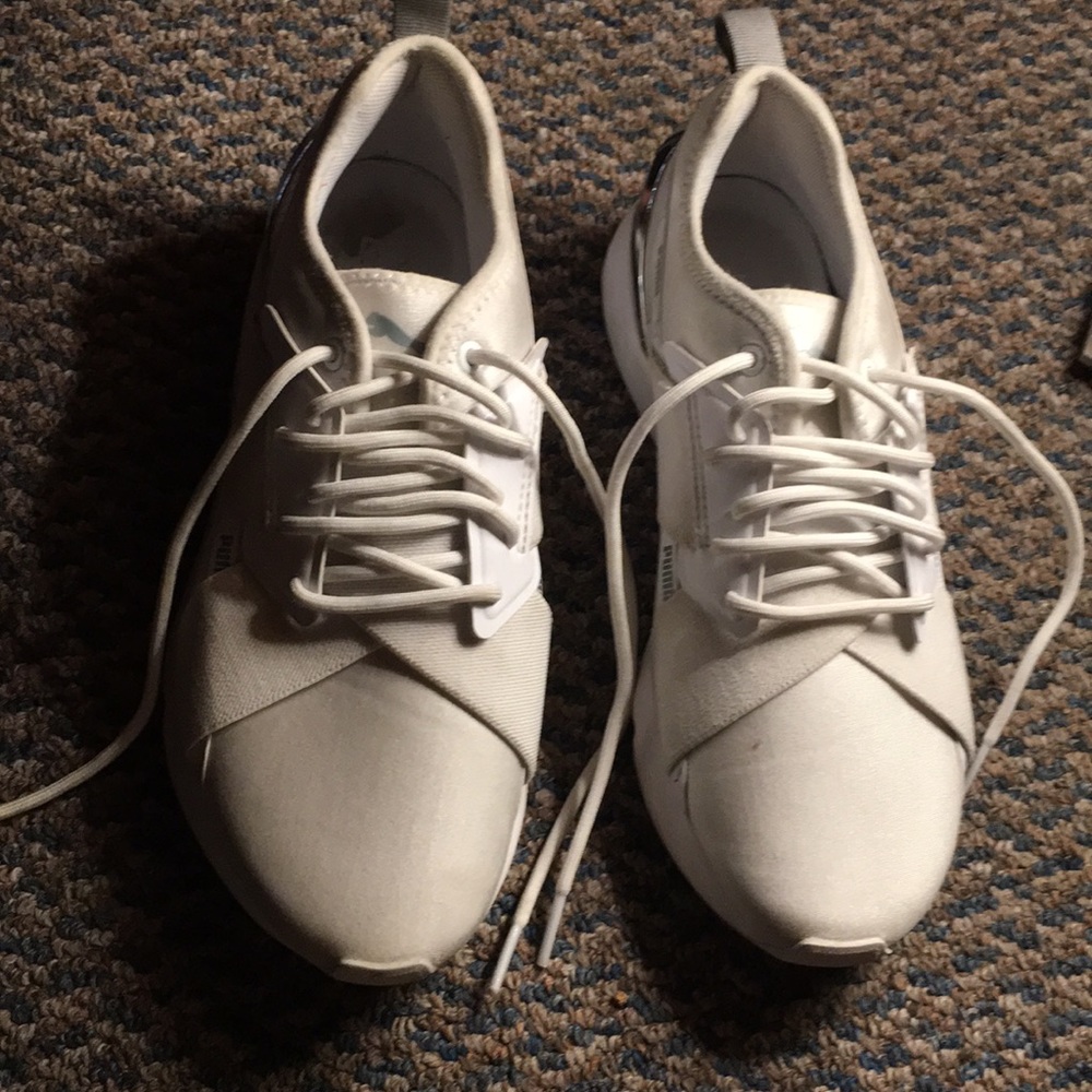 Women’s White Pumas